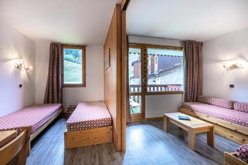 une chambre avec deux lits et une fenêtre dans l'établissement Résidence Roche Combe G - ROCHE COMBE 14 MAE-6451, à Valmorel