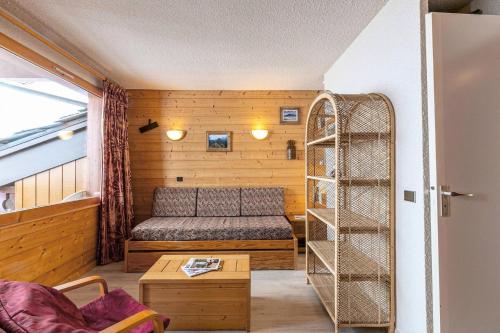 - un salon avec un canapé et une étagère dans l'établissement Résidence Roche Combe G - ROCHE COMBE 37 MAE-6461, à Valmorel