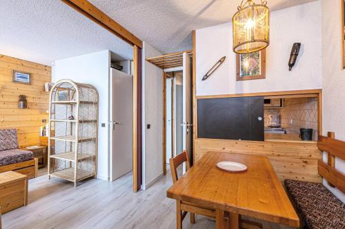 Cette chambre comprend une table et un tableau noir. dans l'établissement Résidence Roche Combe G - ROCHE COMBE 37 MAE-6461, à Valmorel