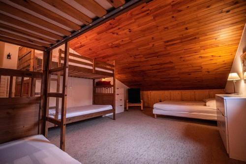 une chambre avec deux lits superposés et un bureau dans l'établissement Résidence Cotes G - COTES 40 MAE-6531, à Valmorel