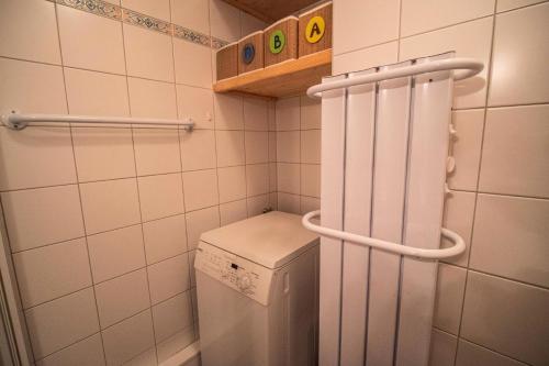 Elle comprend une petite salle de bains pourvue d'un lave-linge et d'un sèche-linge. dans l'établissement Résidence Cotes G - COTES 40 MAE-6531, à Valmorel
