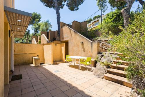 Κήπος έξω από το Family Beachfront Villas with Private Pool
