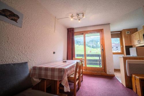 une salle à manger avec une table et une fenêtre dans l'établissement Résidence Pierrafort G - PIERRAFORT 23 MAE-6551, à Valmorel