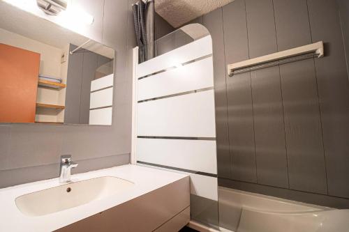 une salle de bain avec un lavabo et un miroir dans l'établissement Résidence Pierrafort G - PIERRAFORT 23 MAE-6551, à Valmorel