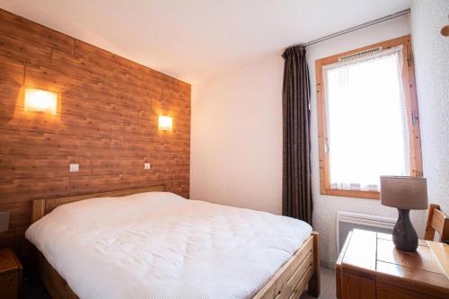 une chambre avec un lit blanc et une fenêtre dans l'établissement Résidence Pierrafort G - PIERRAFORT 23 MAE-6551, à Valmorel