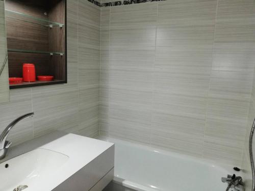 une salle de bain avec une baignoire blanche et un lavabo dans l'établissement Résidence Pierrafort G - PIERRAFORT 48 MAE-6591, à Valmorel