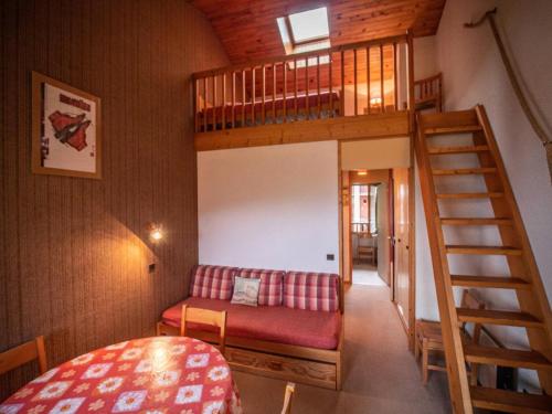 Cette chambre comprend un canapé et des lits superposés. dans l'établissement Résidence Orgentil G - ORGENTIL 24 MAE-6611, à Valmorel
