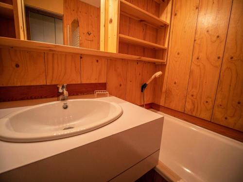 une salle de bain avec un lavabo et une baignoire dans l'établissement Résidence Orgentil G - ORGENTIL 24 MAE-6611, à Valmorel