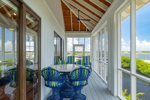 Balkoni atau teres di La Dolce Vida and The Pool Club at Mahogany Bay