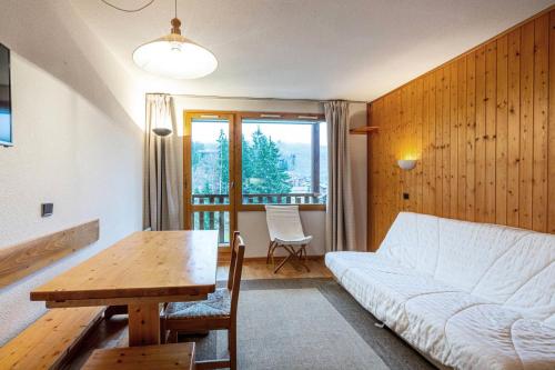 un salon avec un canapé blanc et une table dans l'établissement Résidence Cheval Blanc G - CHEVAL BLANC C11 MAE-6761, à Valmorel