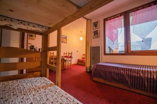 une chambre avec deux lits superposés et une fenêtre dans l'établissement Résidence Cachette G - CACHETTE 29 MAE-6771, à Valmorel