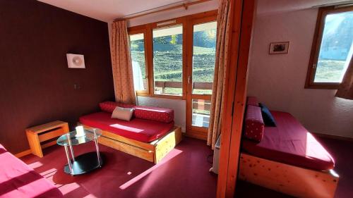 une petite chambre avec deux lits et une fenêtre dans l'établissement Résidence Gollet G - GOLLET 38 MAE-6831, à Valmorel