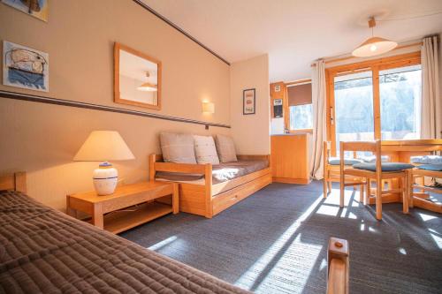 une chambre avec un lit, un bureau et une table dans l'établissement Résidence Cheval Noir G - CHEVAL NOIR 24 MAE-6821, à Valmorel