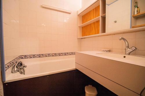 une salle de bain avec une baignoire et un lavabo dans l'établissement Résidence Cheval Noir G - CHEVAL NOIR 24 MAE-6821, à Valmorel