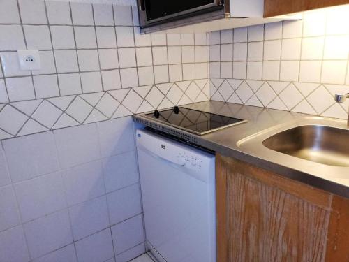 Il comprend une petite cuisine équipée d'un évier et d'un lave-vaisselle. dans l'établissement Résidence Gollet G - GOLLET 38 MAE-6831, à Valmorel