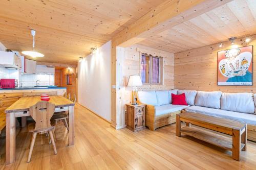 un salon avec un canapé et une table dans l'établissement Résidence Jardins D'hiver G - JARDINS D'HIVER 10 MAE-6801, à Valmorel
