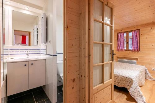 une salle de bain avec un lavabo et un miroir dans l'établissement Résidence Jardins D'hiver G - JARDINS D'HIVER 10 MAE-6801, à Valmorel