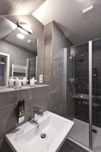 a bathroom with a sink and a shower at Café Pension Steffen in Sanitz