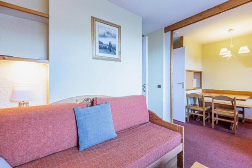 un salon avec un canapé et une salle à manger dans l'établissement Résidence Pierrer G - PIERRER 6 MAE-6861, à Valmorel