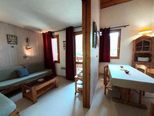 un salon avec une table et un canapé dans l'établissement Résidence Pierres Plates G - PIERRES PLATES 54 MAE-6911, à Valmorel