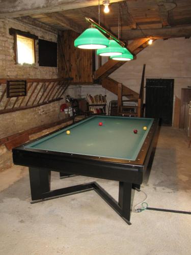 - un billard avec des balles dans une pièce dans l'établissement Les Moinillons Piscine toute l'année mini 30 degrés l'hiver, à Ancy-le-Franc