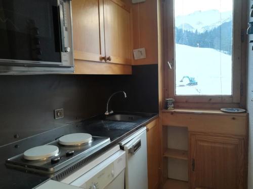 Il comprend une cuisine équipée d'une cuisinière et d'un évier. dans l'établissement Résidence Pierrafort G - PIERRAFORT 41 MAE-6921, à Valmorel