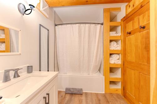 a bathroom with a sink and a shower at Creekside Hideaway -Oak Bay, NB in Oak Haven