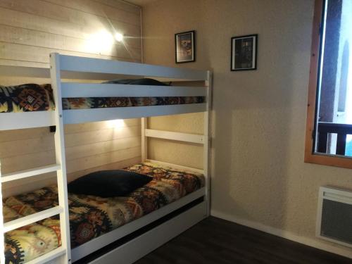 une chambre avec deux lits superposés dans l'établissement Résidence Pierrafort G - PIERRAFORT 41 MAE-6921, à Valmorel