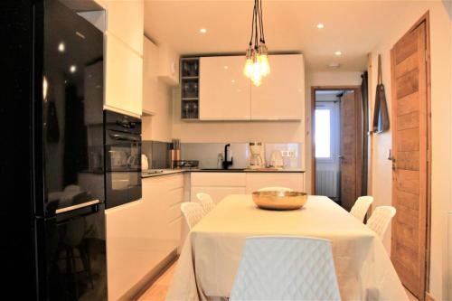 une cuisine avec une table et un chiffon de table blanc dans l'établissement Résidence Bourg Morel G - Le Bourg Morel 3 - 1 MAE-6931, à Valmorel