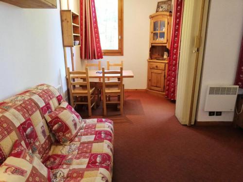 un salon avec un canapé et une table dans l'établissement Résidence Cachette G - CACHETTE 24 MAE-6951, à Valmorel