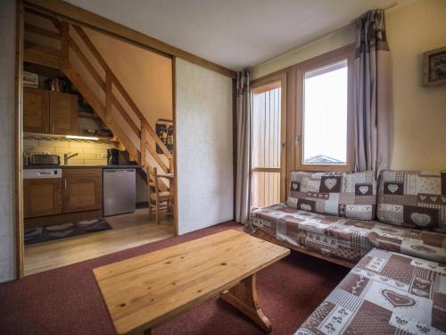 Il comprend un petit salon avec une table et une cuisine. dans l'établissement Résidence Lauziere Dessus G - LAUZIERE DESSUS 21 MAE-6961, à Valmorel