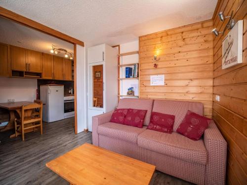 un salon avec un canapé et une table dans l'établissement Résidence Lauziere Dessous G - LAUZIERE DESSOUS 07 MAE-6971, à Valmorel