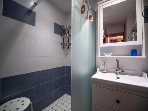 une salle de bain avec un lavabo et un miroir dans l'établissement Résidence Lauziere Dessous G - LAUZIERE DESSOUS 07 MAE-6971, à Valmorel