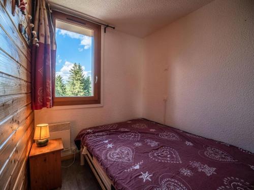 une petite chambre avec un lit et une fenêtre dans l'établissement Résidence Lauziere Dessous G - LAUZIERE DESSOUS 07 MAE-6971, à Valmorel