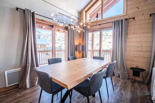 une salle à manger avec une table et des chaises en bois dans l'établissement Chalet Laurentides - CHALET LAURENTIDES MAE-6981, à Valmorel