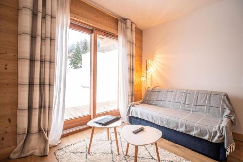 une petite chambre avec un lit et une fenêtre dans l'établissement Résidence Lumi Batiment B - LUMI B 302 MAE-7011, à Valmorel