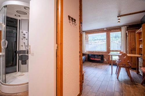 La salle de bains est pourvue d'une douche. dans l'établissement Résidence Ruelle G - RUELLE 6 MAE-7021, à Valmorel