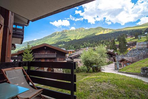 un balcon d'une maison avec vue sur une montagne dans l'établissement Résidence Ruelle G - RUELLE 6 MAE-7021, à Valmorel