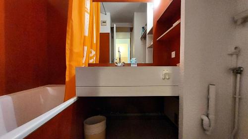 une salle de bain avec un lavabo, une baignoire et un miroir dans l'établissement Résidence Lauziere Dessous G - LAUZIERE DESSOUS 48 MAE-7071, à Valmorel