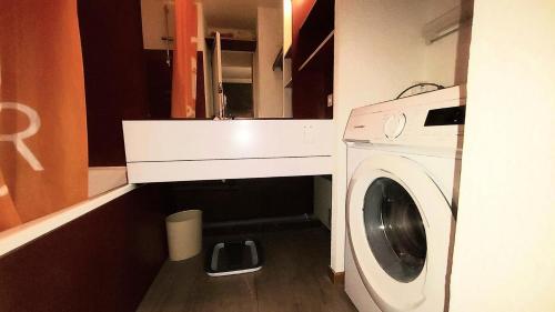 une laveuse et une sécheuse dans une petite pièce dans l'établissement Résidence Lauziere Dessous G - LAUZIERE DESSOUS 48 MAE-7071, à Valmorel