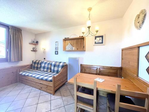 un salon avec un canapé et une table dans l'établissement Résidence Lauziere Dessus G - LAUZIERE DESSUS 8 MAE-7101, à Valmorel