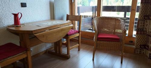 Cette chambre dispose d'une table, d'une chaise, d'une table et d'une fenêtre. dans l'établissement Résidence Cristallin G - CRISTALLIN 40 MAE-7131, à Valmorel