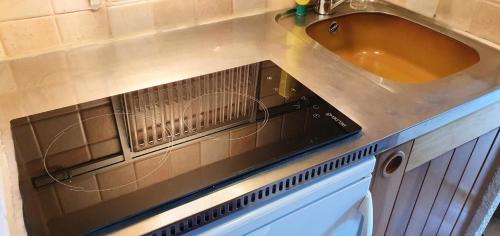 - un séchoir à vaisselle à côté d'un évier dans la cuisine dans l'établissement Résidence Cristallin G - CRISTALLIN 40 MAE-7131, à Valmorel