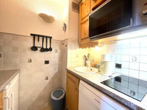 une petite cuisine avec un évier et un comptoir dans l'établissement Résidence Lauziere Dessus G - LAUZIERE DESSUS 8 MAE-7101, à Valmorel