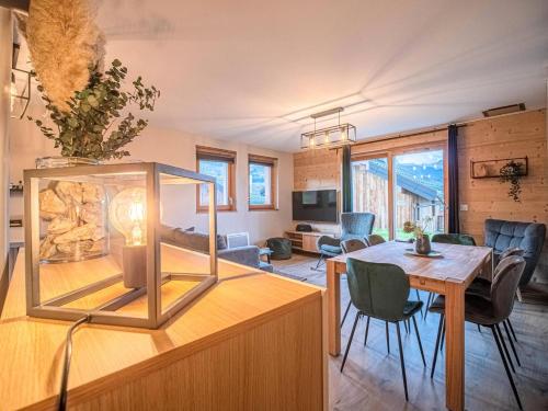 - un salon avec un aquarium et une table dans l'établissement Chalet Meije - CHALET MEIJE MAE-7151, à Valmorel