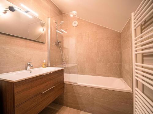 une salle de bain avec une baignoire, un lavabo et une douche dans l'établissement Chalet Meije - CHALET MEIJE MAE-7151, à Valmorel