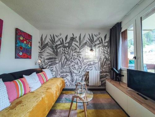 un salon avec un canapé et une télévision dans l'établissement Résidence Gollet G - GOLLET 54 MAE-7181, à Valmorel