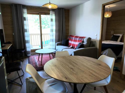 un salon avec une table et un canapé dans l'établissement Résidence Lumi Batiment B - LUMI B 104 MAE-7211, à Valmorel
