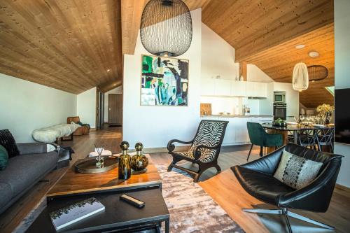 un salon avec un canapé et une table dans l'établissement Résidence Lumi Batiment B - LUMI B ALPAGA 306 MAE-7221, à Valmorel