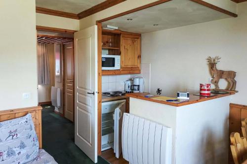 une petite cuisine avec un comptoir et un micro-ondes dans l'établissement Résidence Valeriane G - VALERIANE 101 MAE-7241, à Valmorel